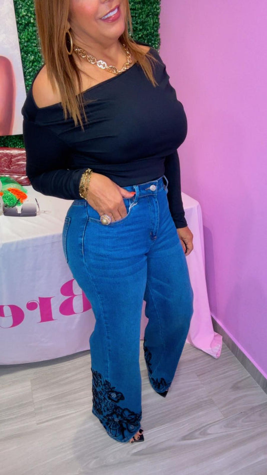 Outfit Camisa Negra y Jean Azul Clásic