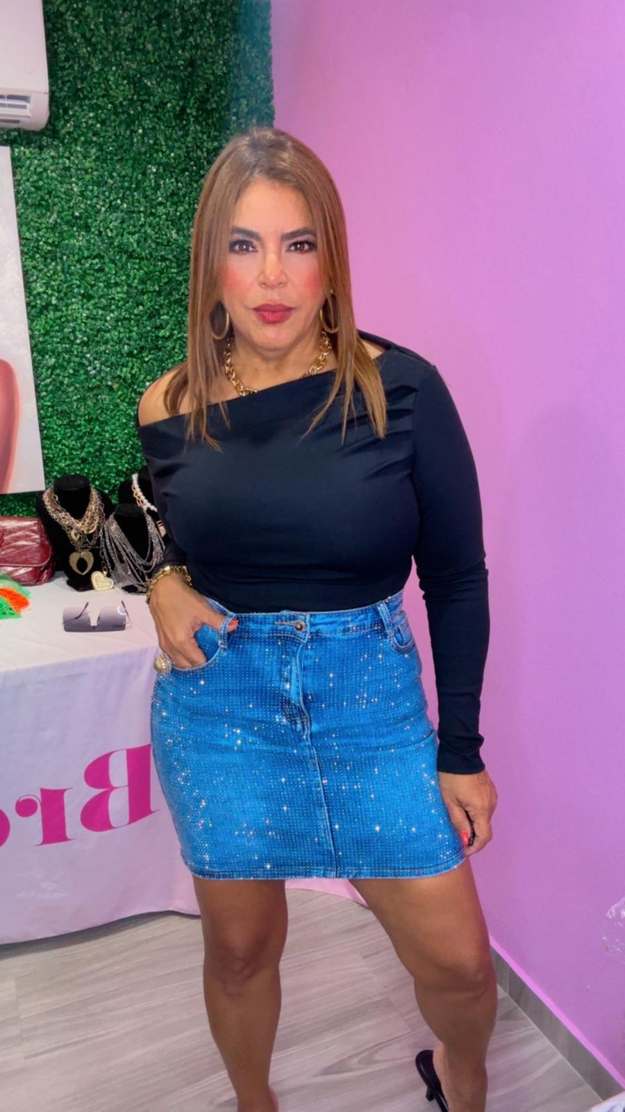 Outfit Camisa Negra y Falda Denim